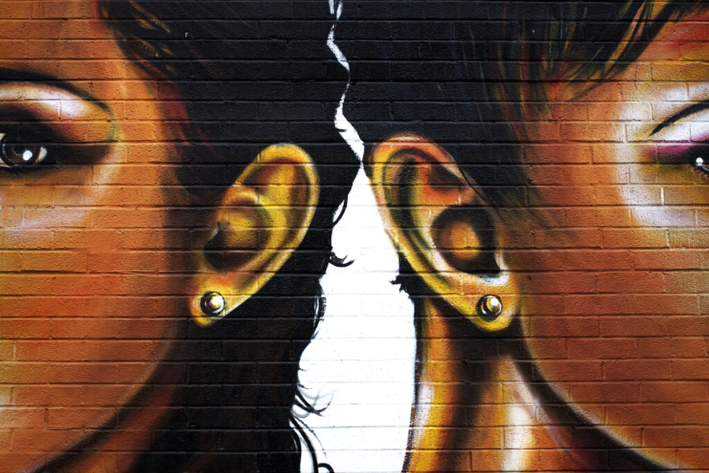 Zwei Frauen Profile als Graffiti